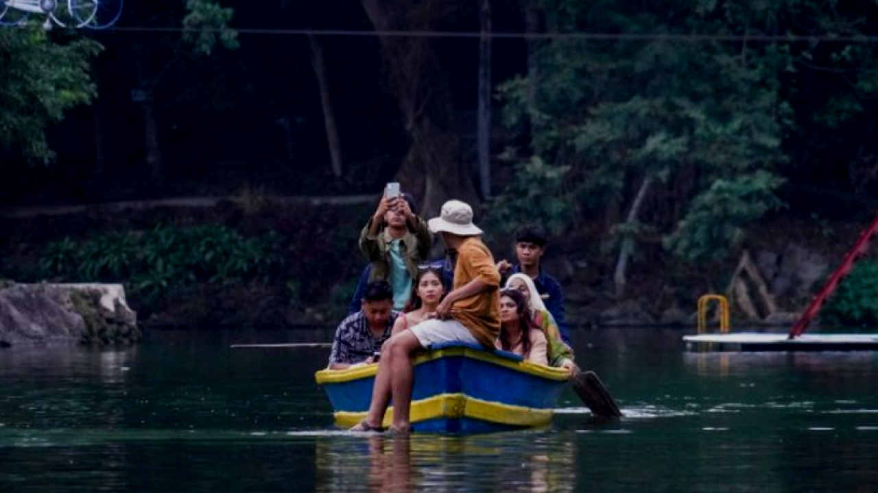 Situ Cipanten Majalengka, Foto Cantik Dikelilingi Ikan