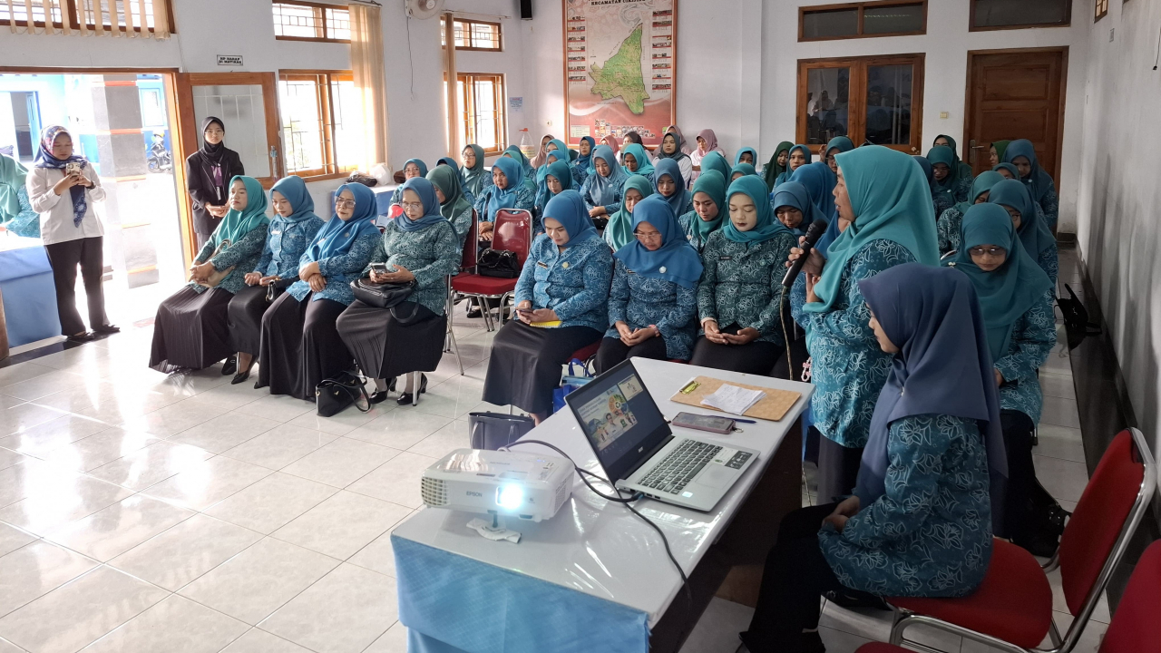 TP PKK Sukamukti Ikuti Sosialisasi Pengelolaan Sampah dan Pembentukan Bank Sampah Unit