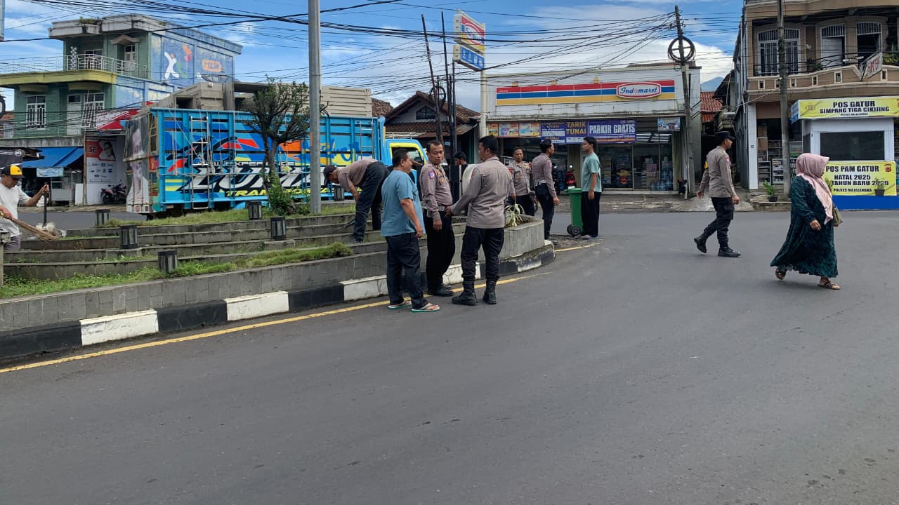 GEBER Sukamukti: Pemdes & Polsek Cikijing Bersihkan Pertigaan