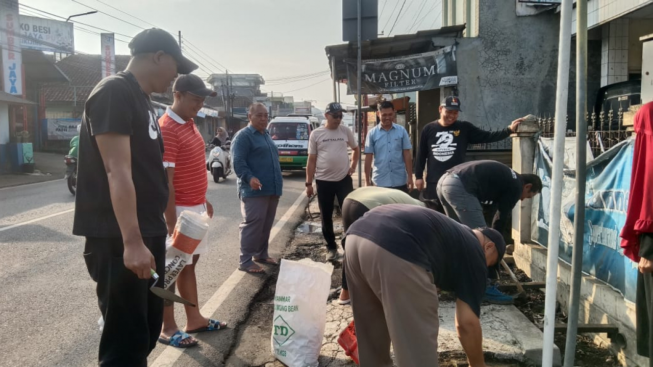 Pelaksanaan Kerja Bakti di Desa Sukamukti