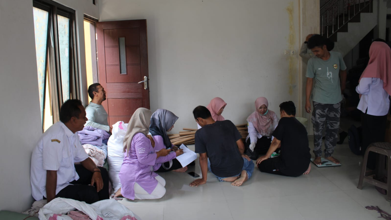 Puskesmas Cikijing Periksa Kesehatan Pekerja Desa Sukamukti