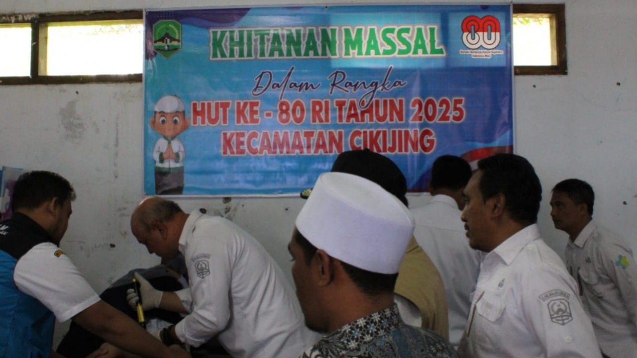 Khitanan Massal Meriahkan HUT RI ke-80 di Desa Sukamukti