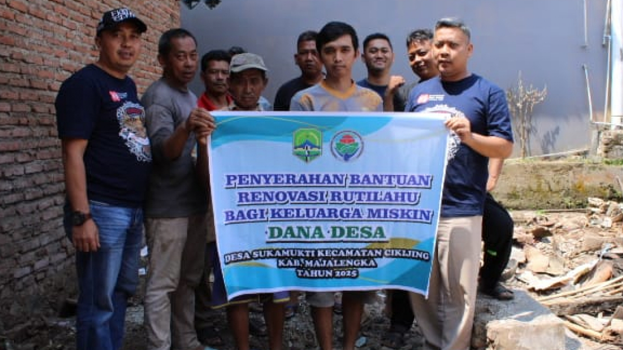 Penyaluran Bantuan Renovasi RUTILAHU untuk Keluarga Miskin di Desa Sukamukti