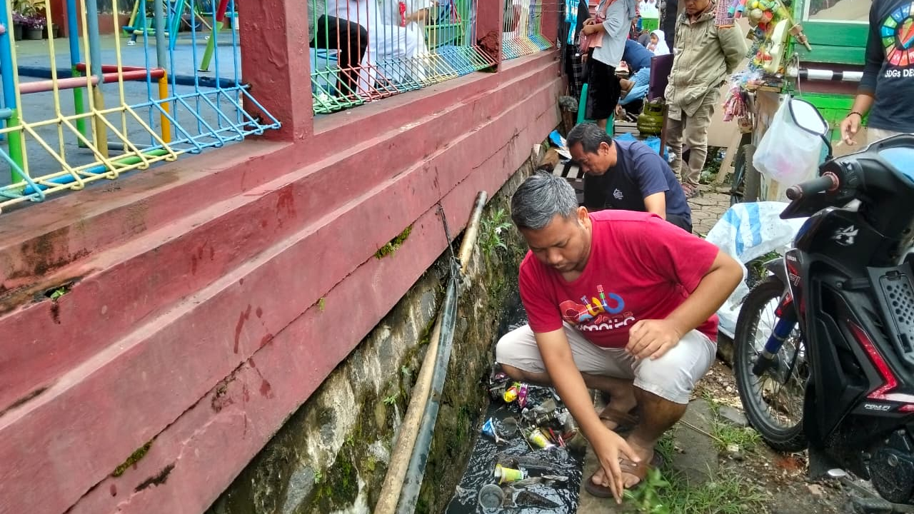 Gerakan Bersih Berkah di Hari Jumat (GEBER) di Depan SDN Sukamukti II