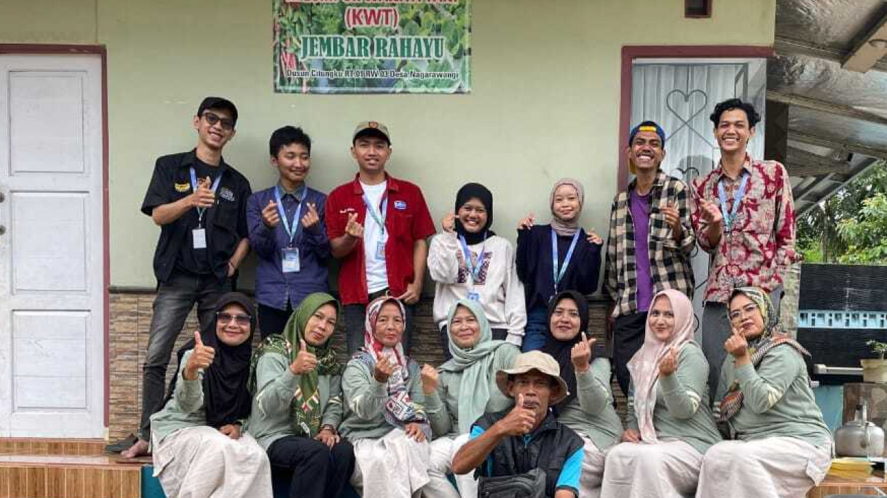 Mahasiswa KKN IKOPIN University Gelar Penyuluhan dan Pelatihan POC Nabati bersama KWT Jembar Rahayu