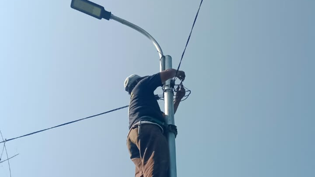 Pemdes Sukra Wetan Perbaiki Lampu Jalan Yang Mati Diwilayah Karang Nunuk