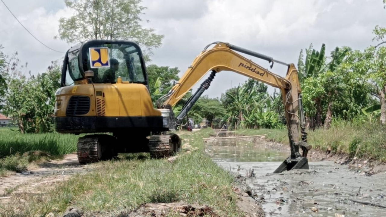 Lanjutan Kegiatan Normalisasi Saluran Sekunder di Blok Cilengkreng Desa Sukra Wetan