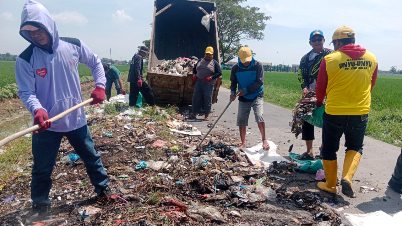 Giat Bersih - Bersih Sampah Liar Jalan Cilodong