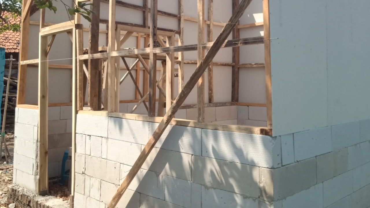 Progres Pembangunan Rutilahu bantuan BAZNAS untuk ibu Karsem