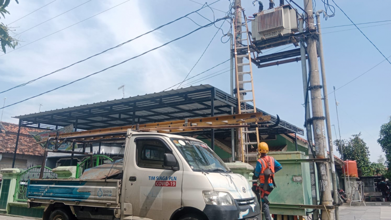 PT PLN (Pesrsero) Unit Haurgeulis gerak cepat tindak lanjuti Perbaikan gangguan listrik diwilayah kedung dawa dan Kedung Mulya Desa Sukra Wetab
