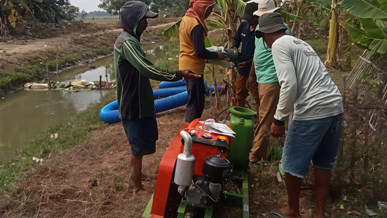 Pemasangan Mesin Diesel Di Blok Cilengkreng Desa Sukra Wetan