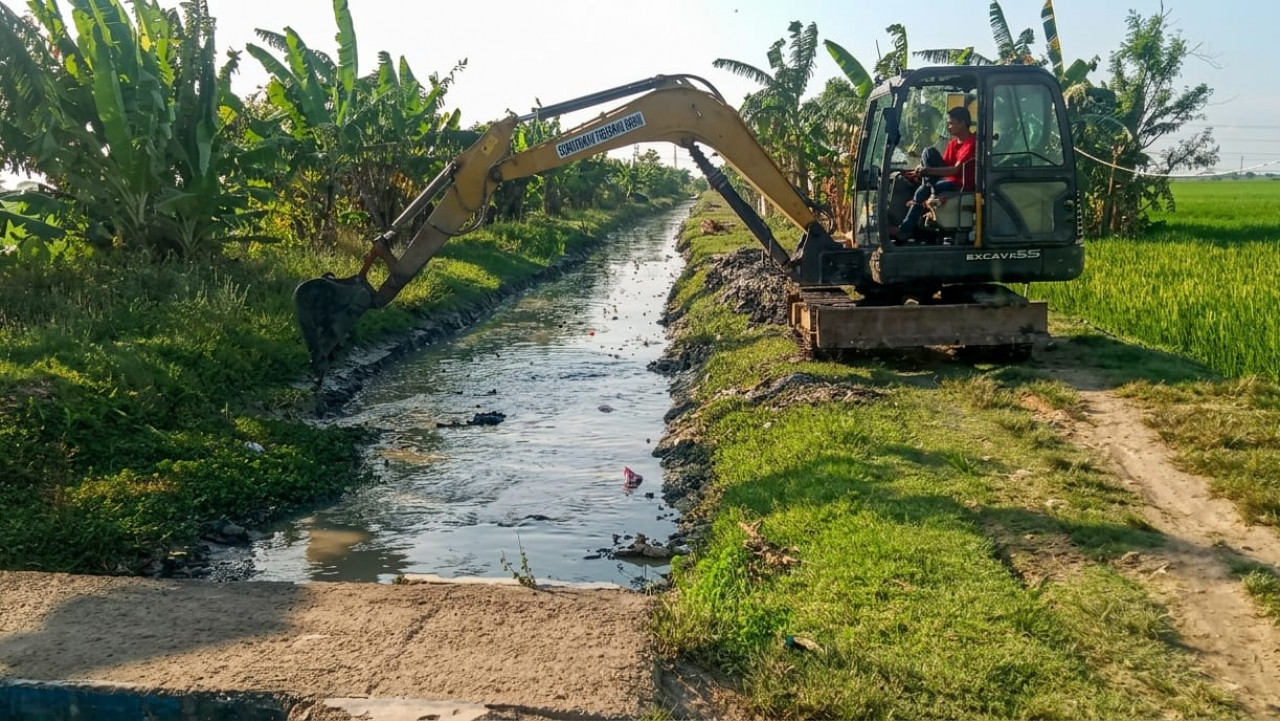 Normalisasi Saluran Sekunder LBY di Blok Cilengkreng
