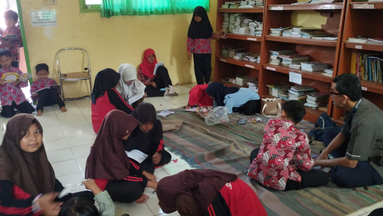 Mahasiswa KKN IAI Al-AZIS Dampingi Siswa SD Cadas Ngampar Belajar Calistung
