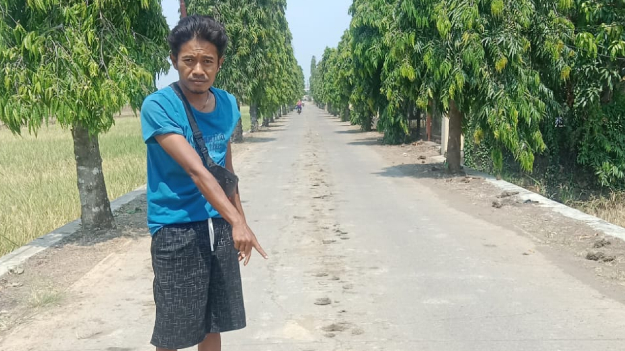 PEMDES BODAS LAKSANAKAN PEMBERSIHAN JALAN DESA AKIBAT KOTOR SETELAH AKTIVITAS MESIN PANEN (KOMBEN)