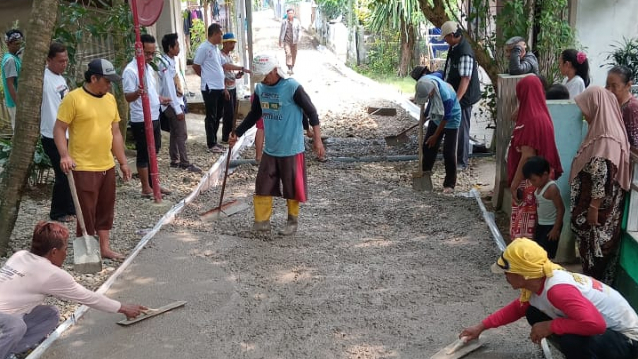 Peningkatan Infrastruktur Jalan Gang Jembatan Gantung di Desa Cangko Bersinar