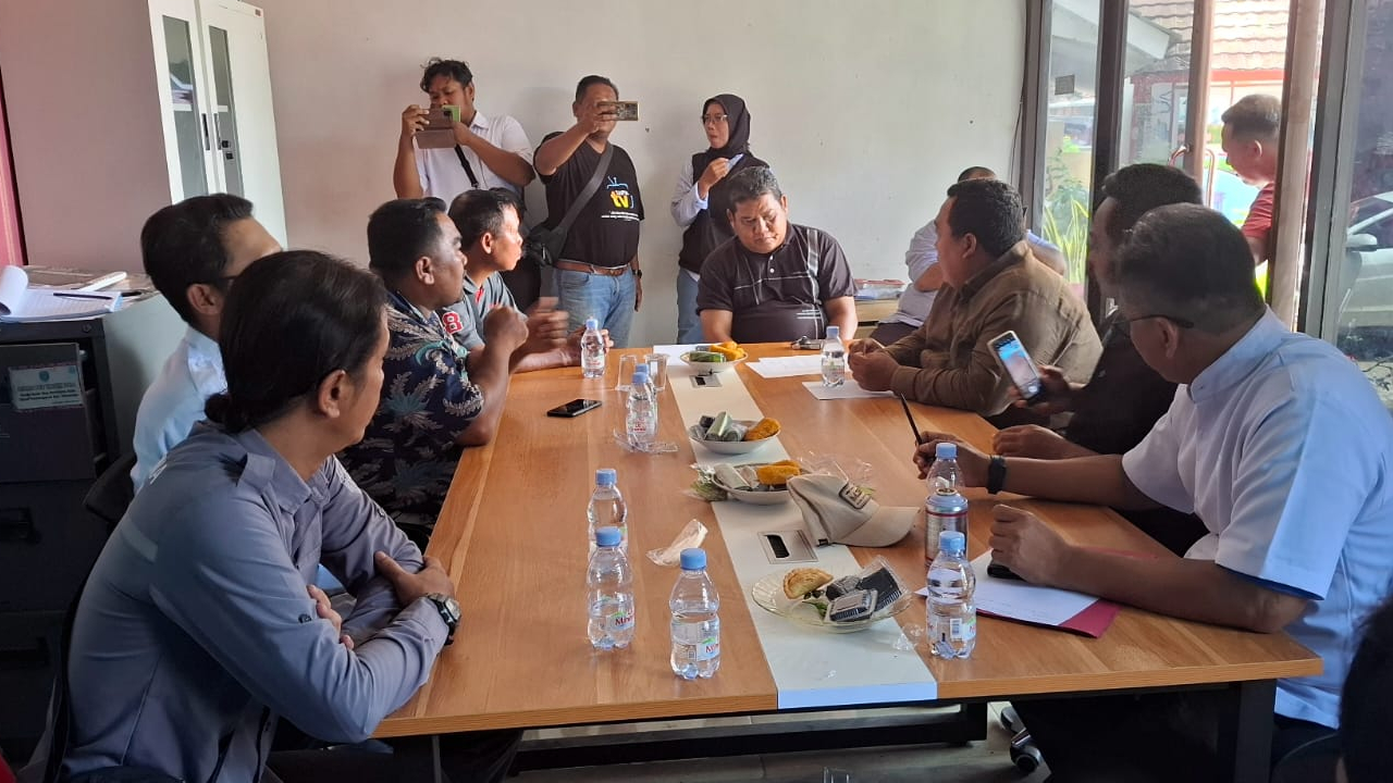 Koordinasi Kuwu-Kuwu dengan Dewan DPRD Kab. Indramayu Terkait Kerusakan Jalan Rancajawat-Sukaperna Akibat Proyek RIMP