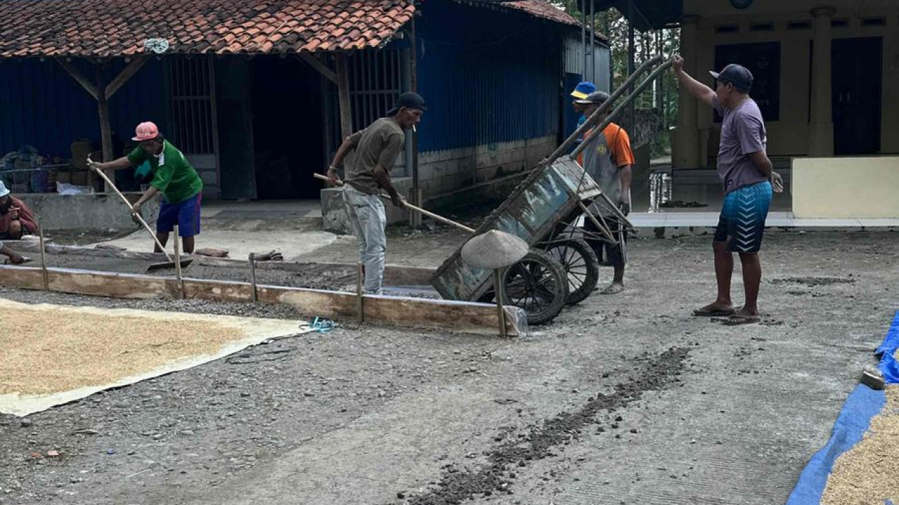 Peningkatan Infrastruktur Jalan Pemukiman Bapak Mindra di Blok Waled, Desa Cangko