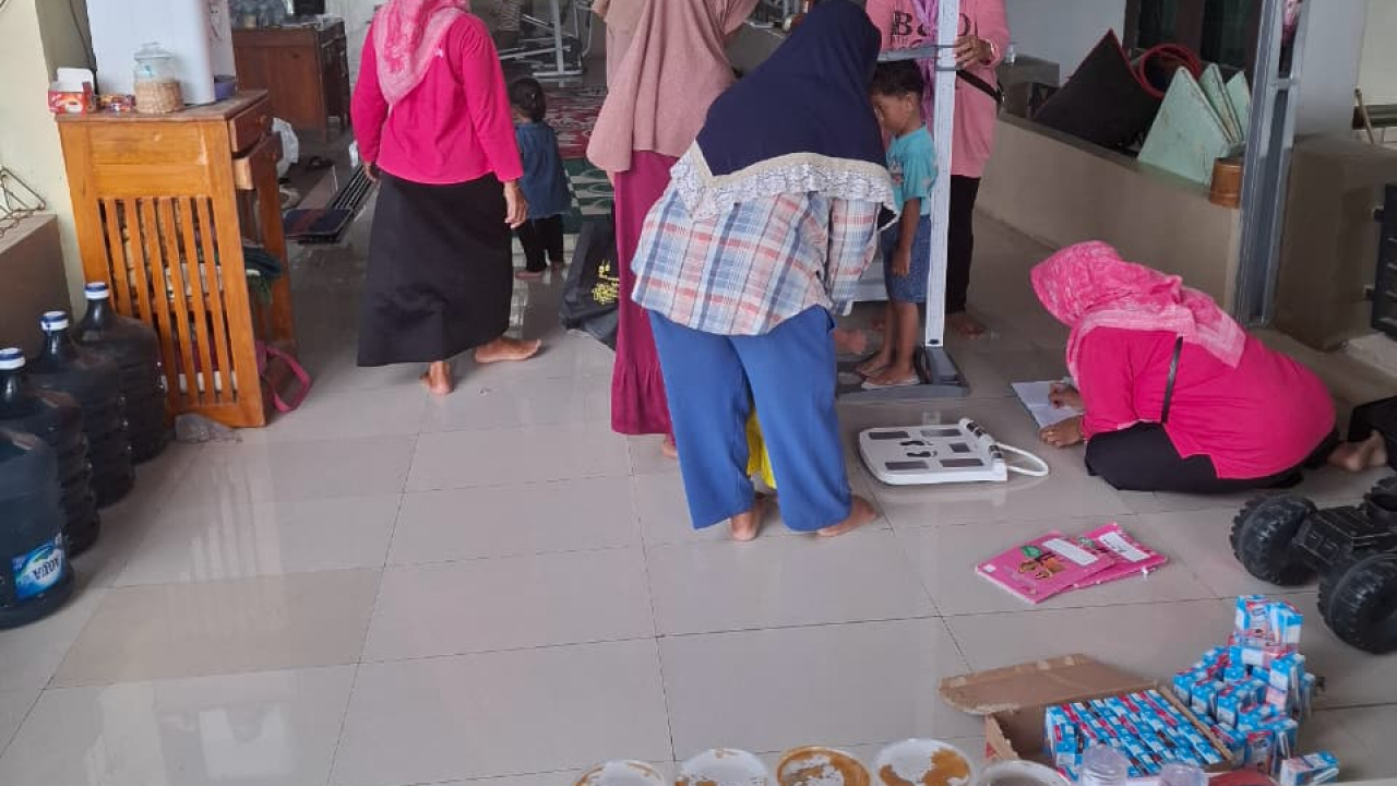 PMT untuk Ibu Hamil dan Balita di Desa Cangko