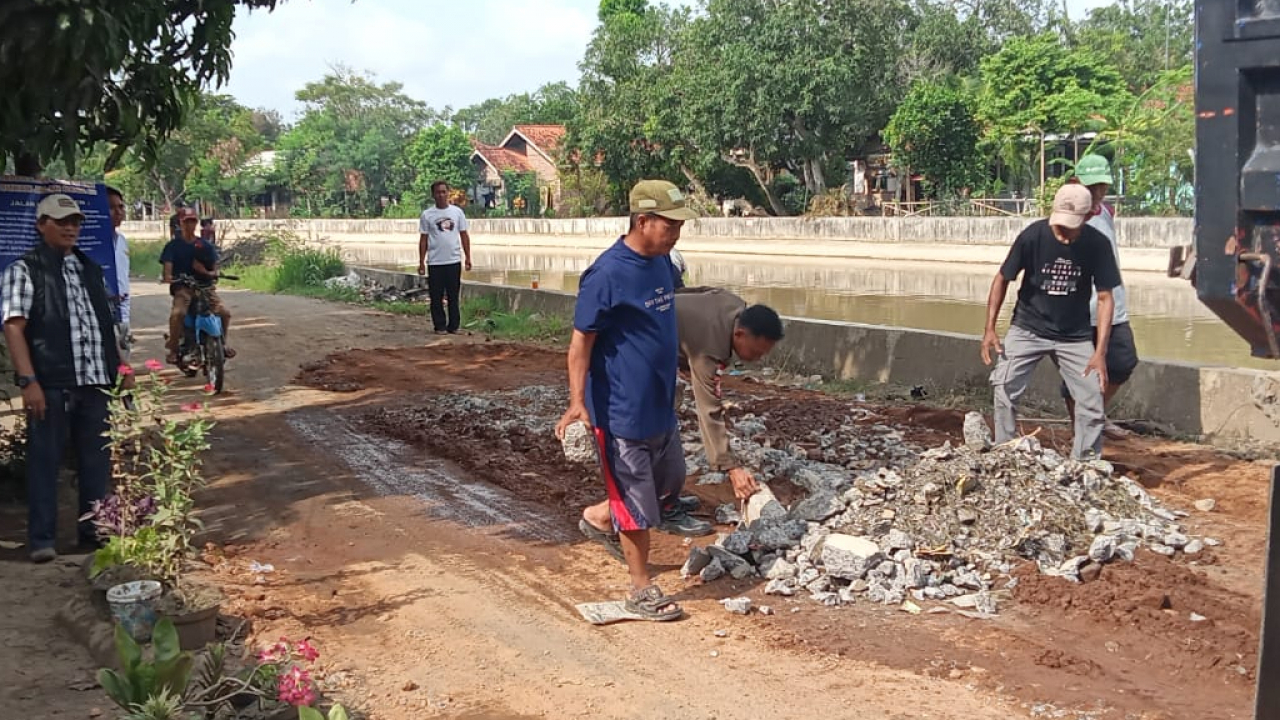Perbaikan Infrastruktur Jalan Kabupaten di Desa Cangko