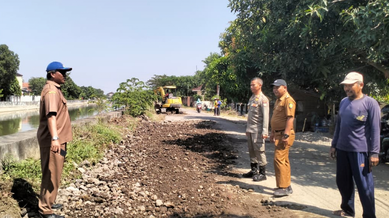 Sambut Jalan Mulus, Pemdes Cangko Pantau Langsung Proyek Rekonstruksi Jalan Cipelang Raya