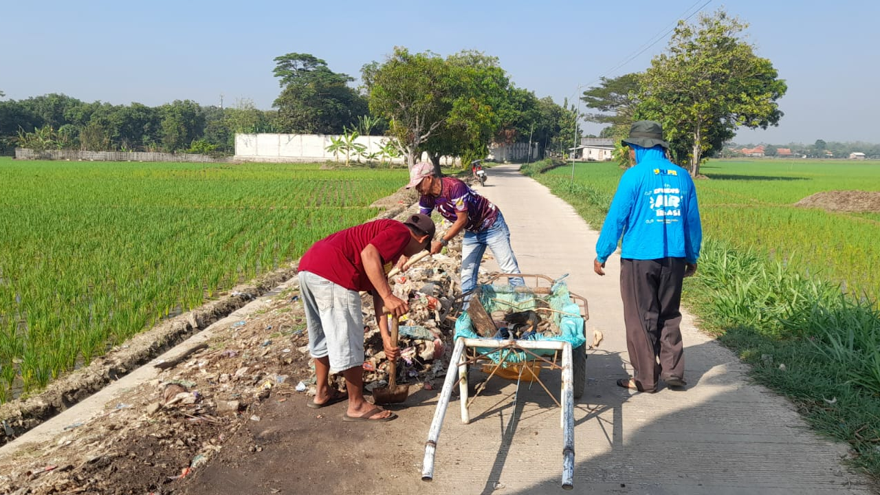 Jumat Bersih di Saluran Irigasi Sawah Jalan Rawa Anjing Desa Pagedangan