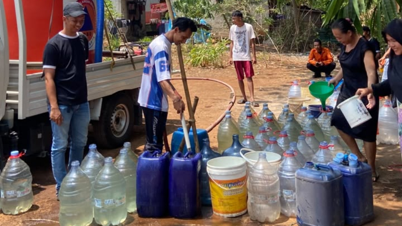 Bantuan air bersih dari Badan Penanggulangan Bencana Daerah (BPBD) kabupaten purwakarta