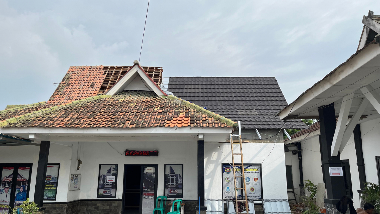 Rehabilitasi Atap Kantor Desa Ciwareng: Meningkatkan Pelayanan Publik