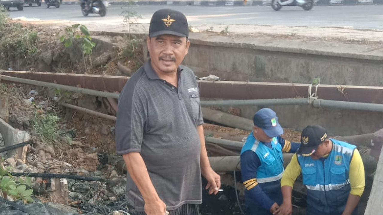 Warga Desa Pancawati dan SDA Karawang Bersihkan Drainase Banjir