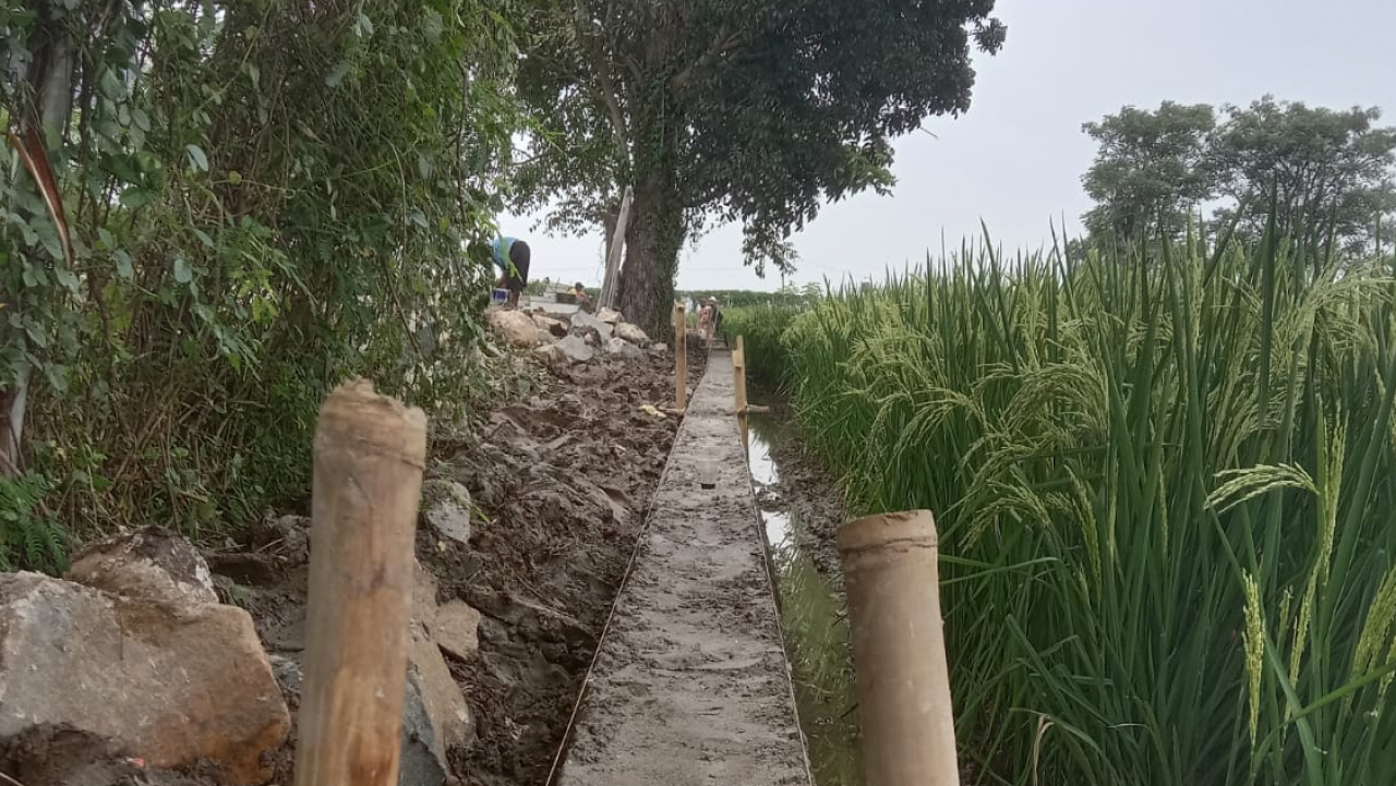 Pembangunan TPT di TPU Sirna Raga, Desa Kertasari