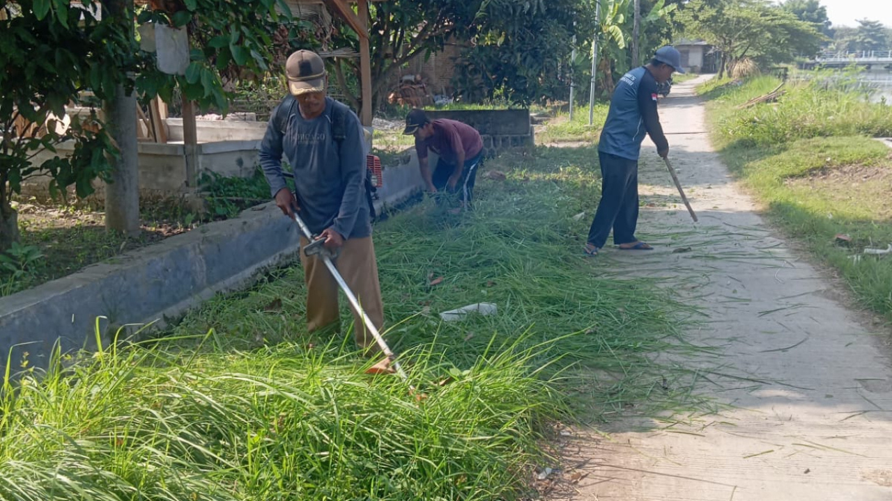 Warga Desa Dewisari Karawang Gelar Kerja Bakti Cegah Penyakit