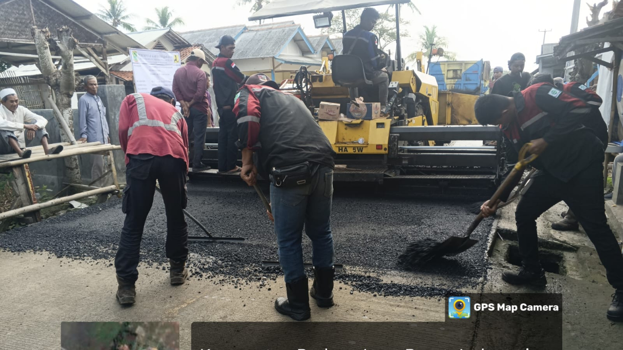 PEMBANGUNAN HOTMIX JALAN POROS DESA