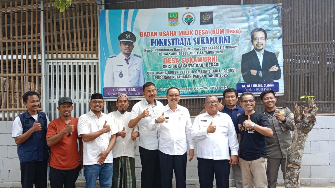 Kunjungan Camat Sukakarya ke kandang bebek petelur omega 3 milik Bumdes Fokustraja Sukamurni