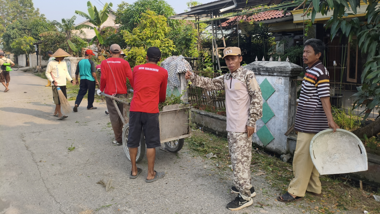 Gotong Royong Warga Desa Sukakarsa Ciptakan Lingkungan Bersih dan Sehat