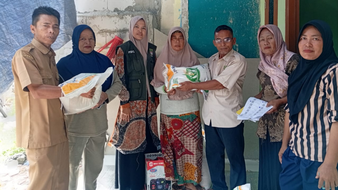 Penyaluran Bantuan Pangan Desa Sukakarsa