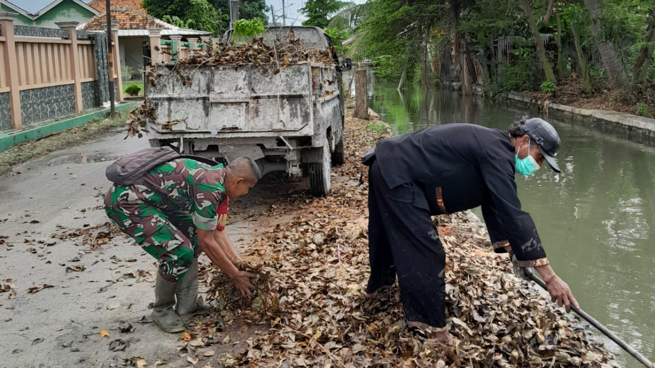 Babinsa Desa Sukamakmur aktif membantu masyarakat Pasca Penebangan Pohon tumbang