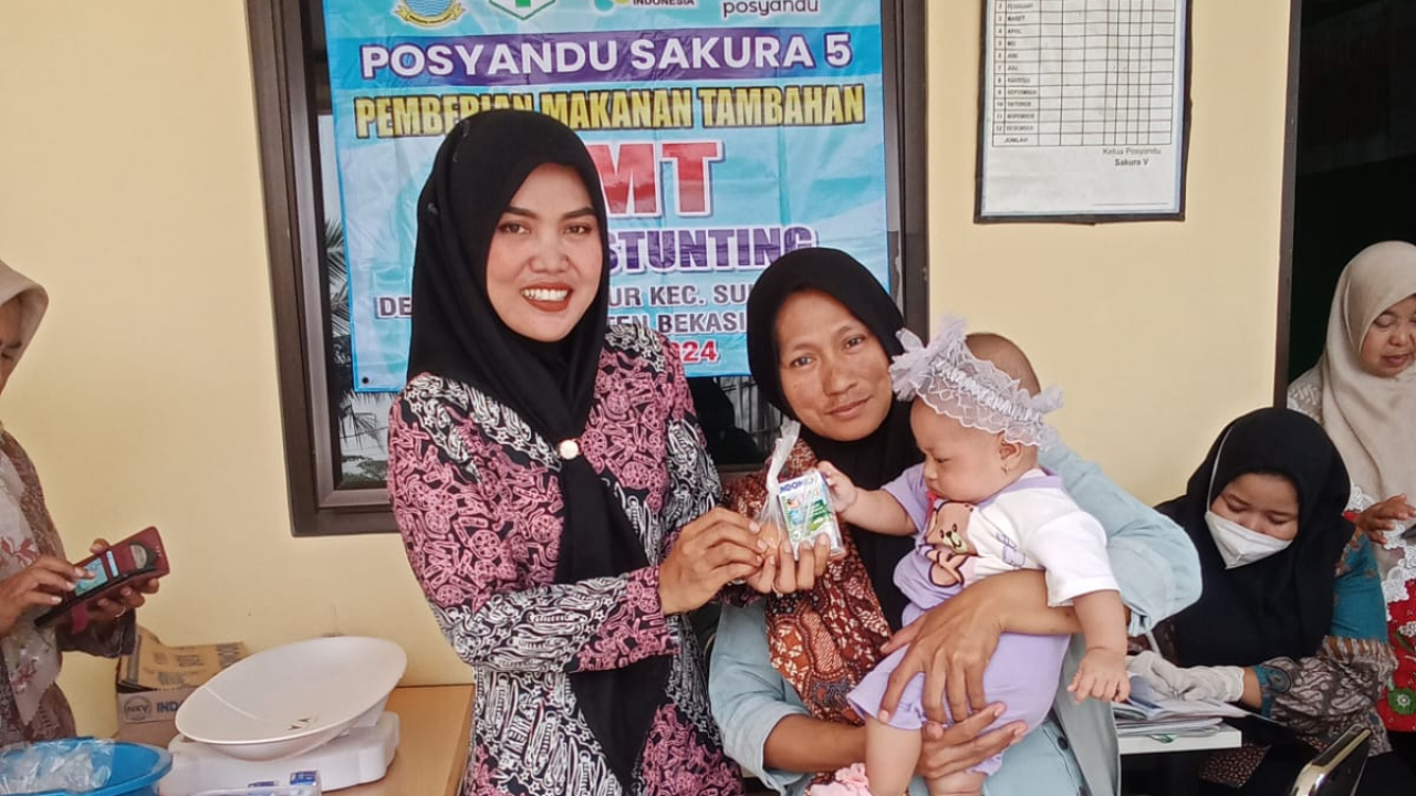 Kader Posyandu Desa Sukamakmur Pemberian Makanan Tambahan bagi Balita di Desa Sukamakmur untuk Pencegahan Stunting