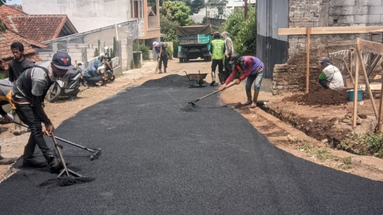 Hotmix Jalan Cihideung: Infrastruktur Desa untuk Kesejahteraan