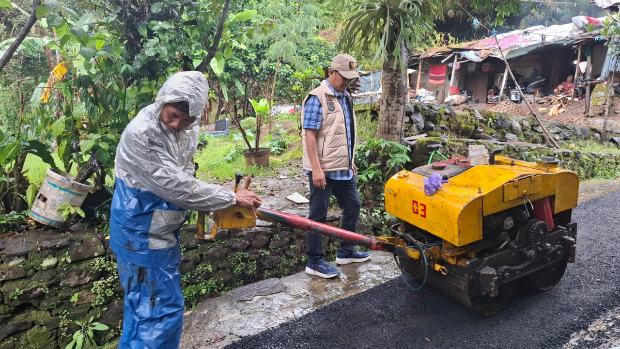 Pengaspalan jalan lingkungan wilayah RW 19