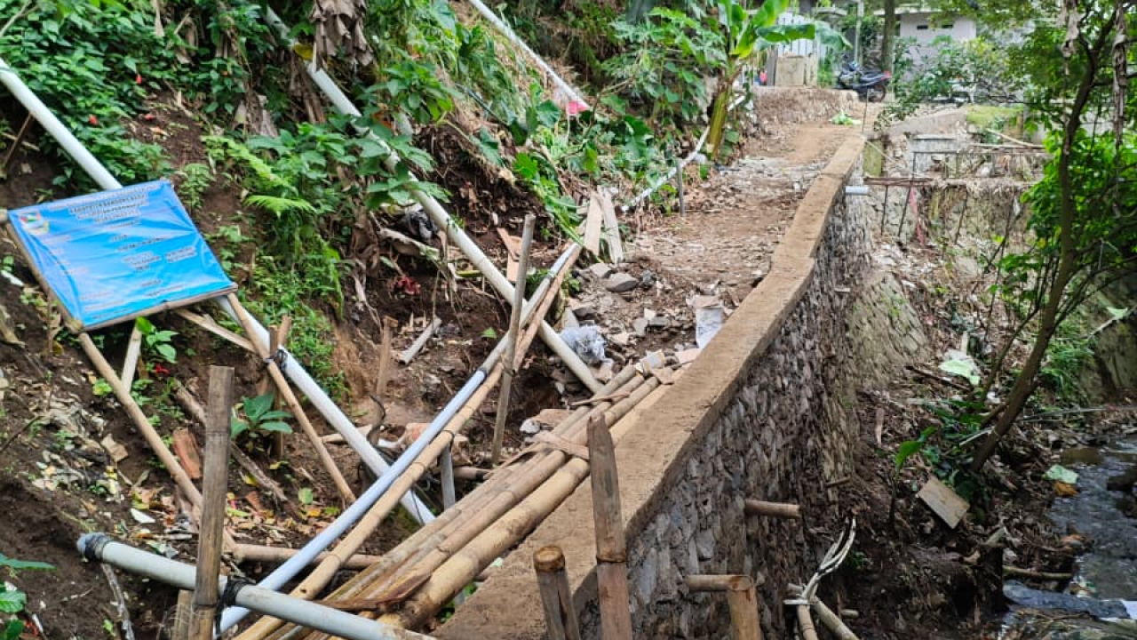Pembangunan TPT di Wilayah RW 12 untuk akses jalan menuju kantor Posyandun Cempaka XII
