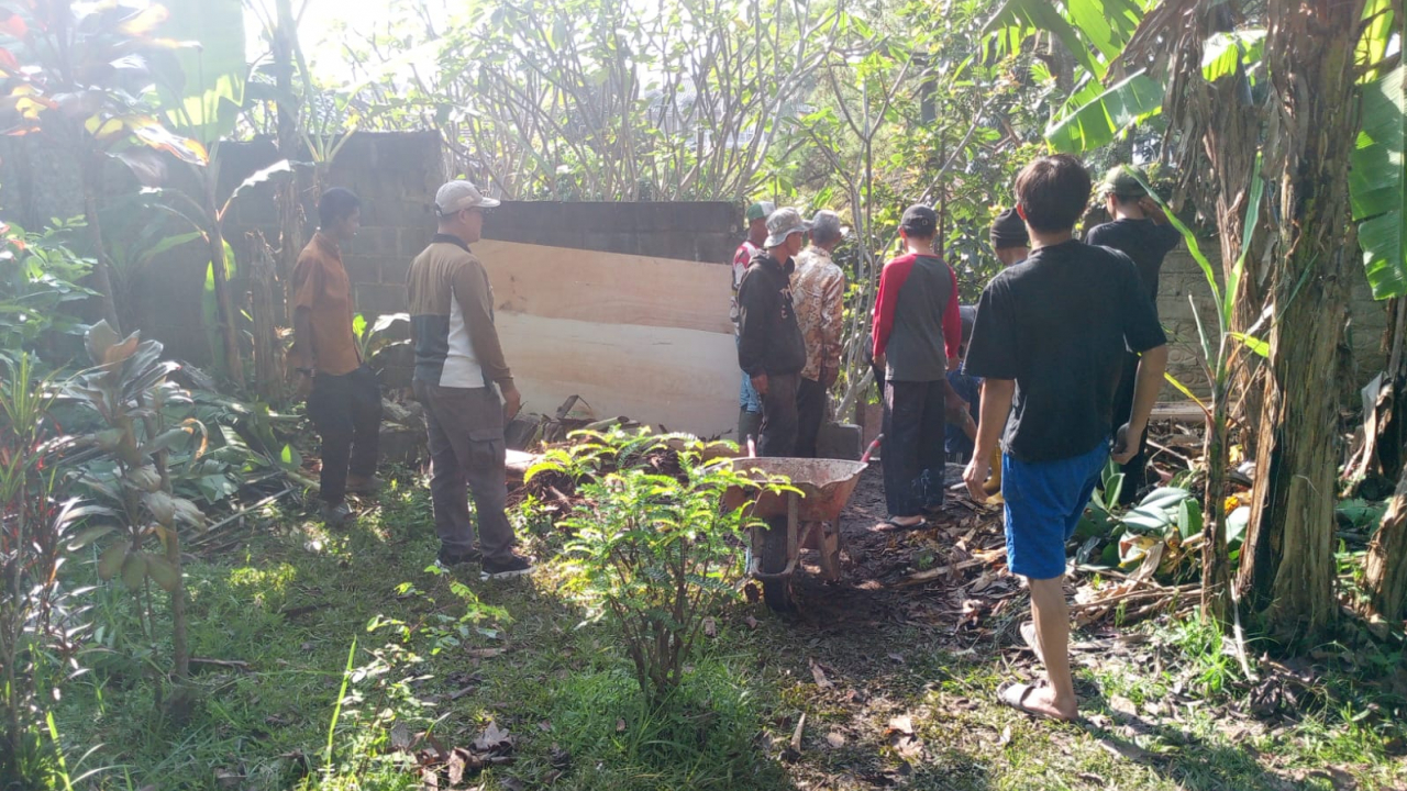 Pemantauan langlung Kepala Desa Ciwaruga terhadap pembangunan TPT Sungai di wilayah RW 07 Desa Ciwaruga
