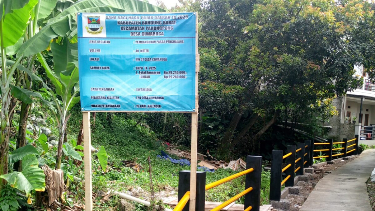Pembangunan pagar penghalang RW 07 Desa Ciwaruga