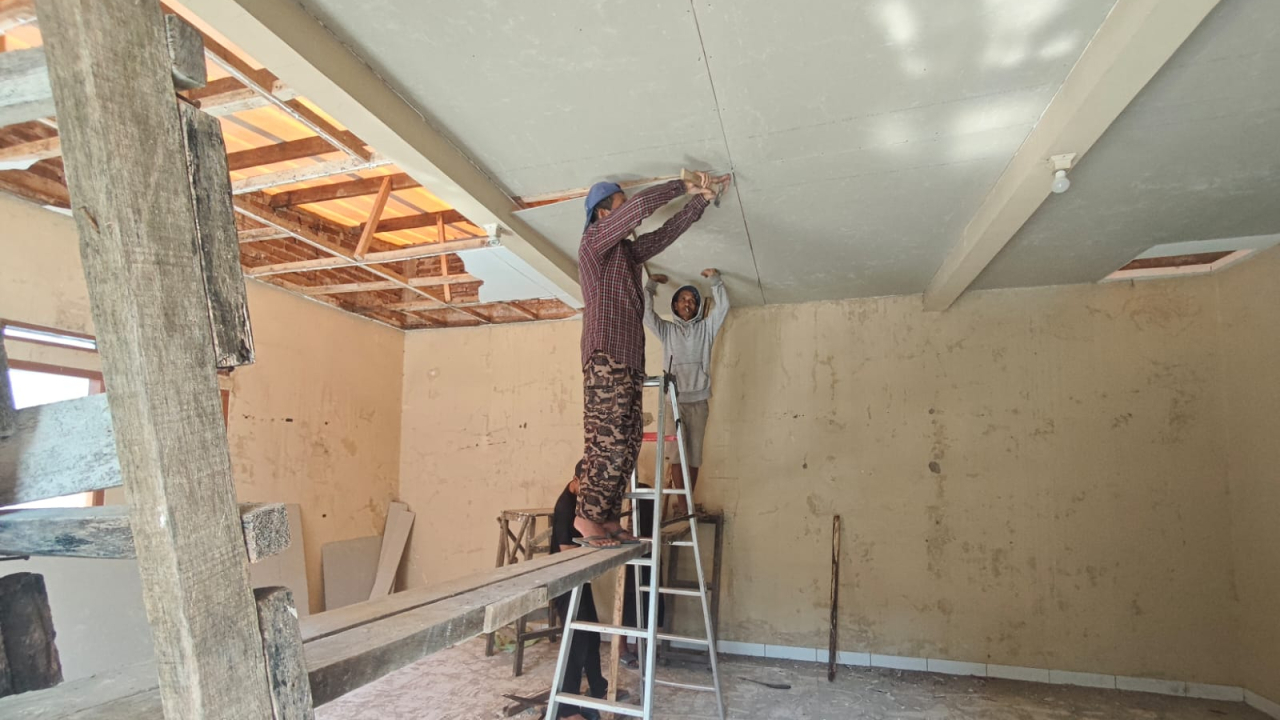 Perbaikan Atap Kantor Posyandu RW 15