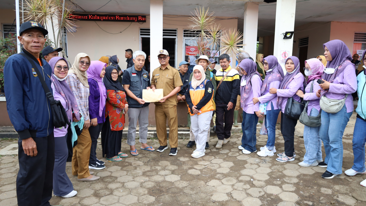 Penyaluran donasi korban bencana Longsor Pasir Langu