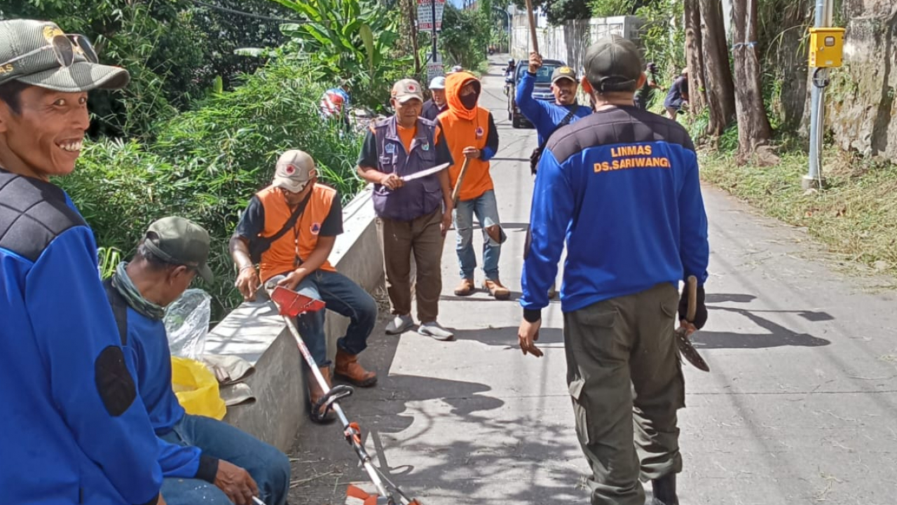 Kerja Bakti Linmas dan Destana di Desa Sariwangi