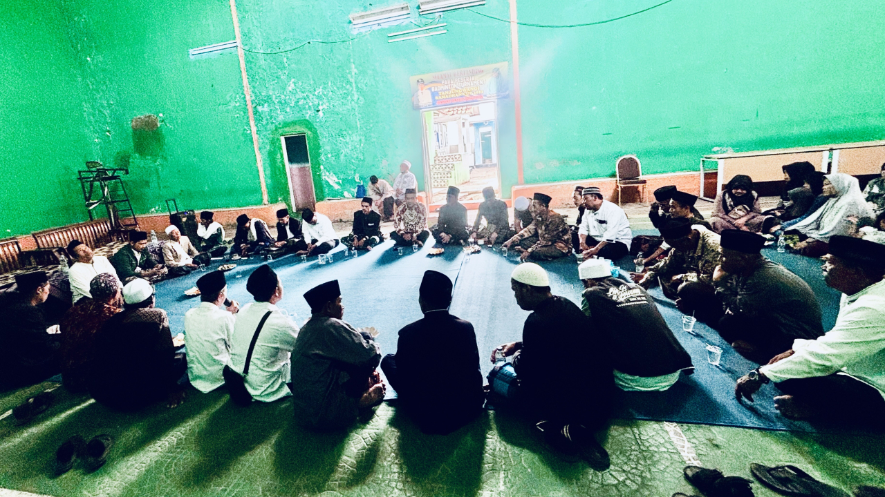 Memperingati hari besar Maulid Nabi Muhammad SAW