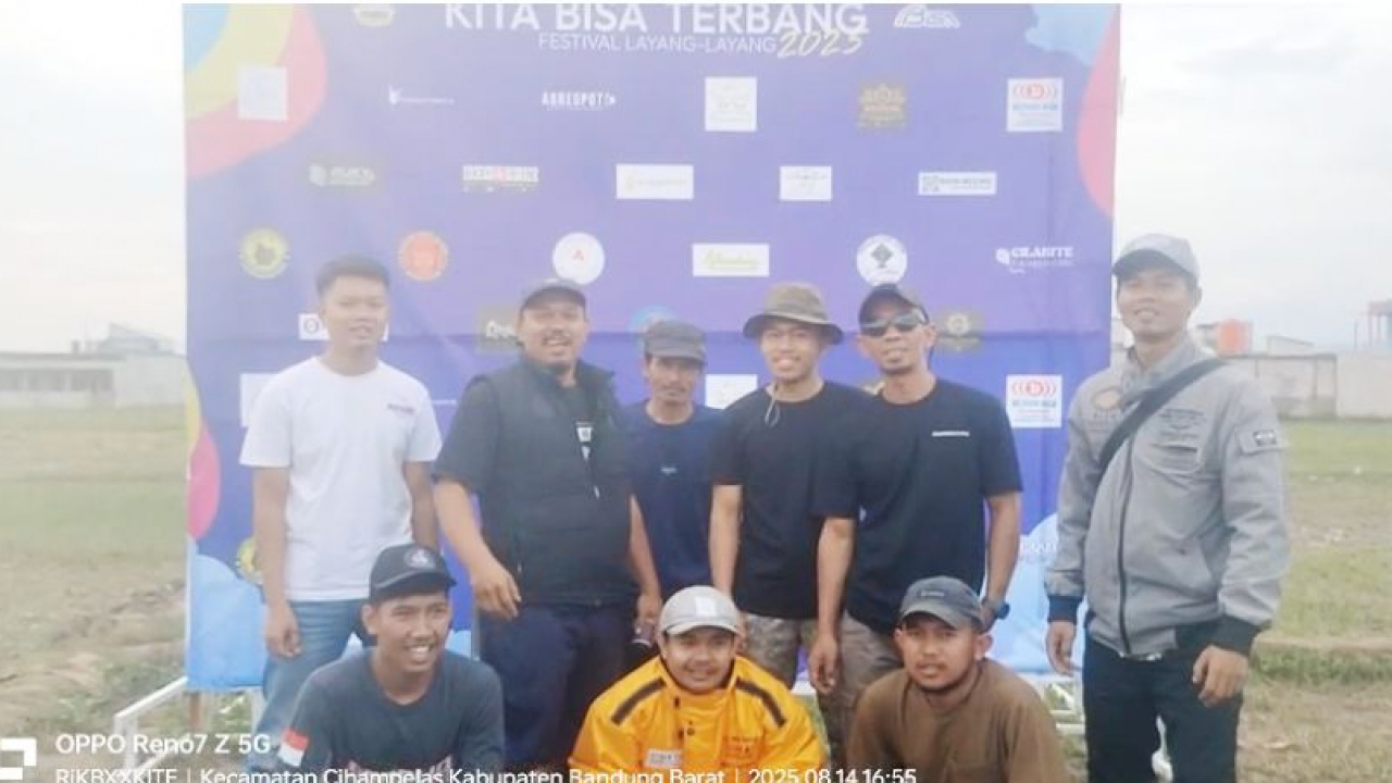 RW 06 Kp. Cibunar Juara Festival Layang-layang di Desa Tanjungwangi