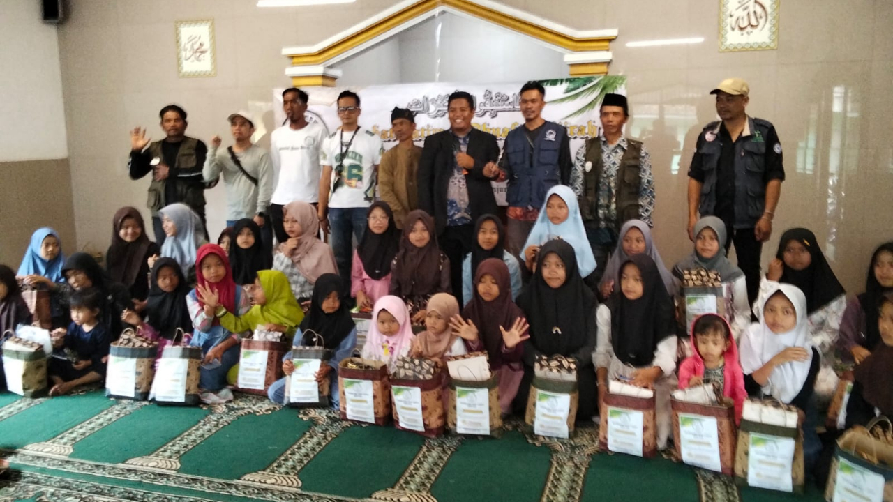 Bingkisan Bahagia untuk Anak Yatim Tanjungwangi