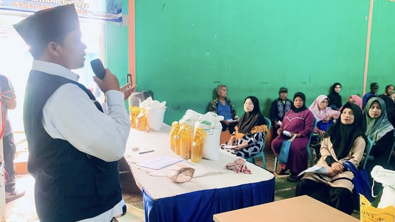 Penyaluran bantuan pangan (beras dan minyak)