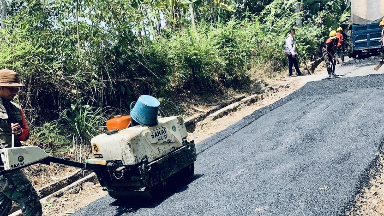 Penebalan Jalan Kabupaten dari Dusun III Kp. Pojok hingga Kp. Cipeuti Desa Tanjungwangi