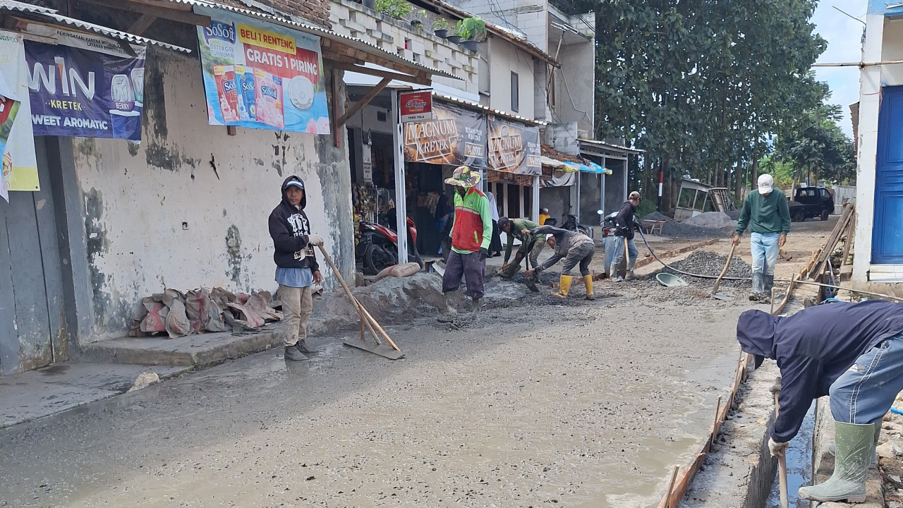 Peningkatan Infrastruktur Pasar Desa Citalem Melalui Pengecoran Jalan